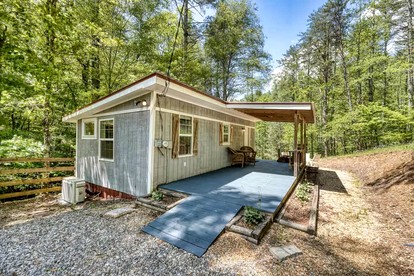 Cozy Cabin with Direct Access to the Toccoa River, a Perfect Escape for Fishing Lovers in Suches, Georgia - glamping.directory