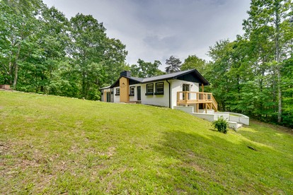Cute Picturesque Cabin with Jacuzzi, BBQ and Backyard in Sevierville, Tennessee - glamping.directory