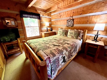 Cute Picturesque Cabin with Jacuzzi, BBQ and Backyard in Sevierville, Tennessee - Sevierville, Tennessee - glamping.directory