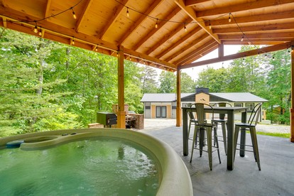 Cute Picturesque Cabin with Jacuzzi, BBQ and Backyard in Sevierville, Tennessee - Sevierville, Tennessee - glamping.directory