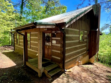 Cute Picturesque Cabin with Jacuzzi, BBQ and Backyard in Sevierville, Tennessee - Sevierville, Tennessee - glamping.directory