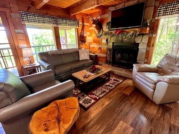 Cute Picturesque Cabin with Jacuzzi, BBQ and Backyard in Sevierville, Tennessee - Sevierville, Tennessee - glamping.directory