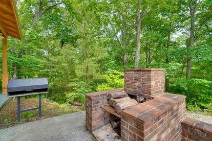 Cute Picturesque Cabin with Jacuzzi, BBQ and Backyard in Sevierville, Tennessee - Sevierville, Tennessee - glamping.directory