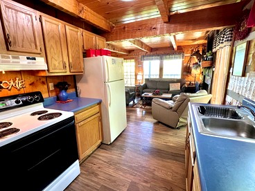 Cute Picturesque Cabin with Jacuzzi, BBQ and Backyard in Sevierville, Tennessee - Sevierville, Tennessee - glamping.directory