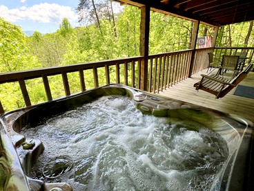 Cute Picturesque Cabin with Jacuzzi, BBQ and Backyard in Sevierville, Tennessee - Sevierville, Tennessee - glamping.directory