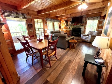 Cute Picturesque Cabin with Jacuzzi, BBQ and Backyard in Sevierville, Tennessee - Sevierville, Tennessee - glamping.directory