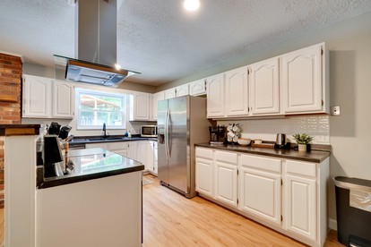 Cute Picturesque Cabin with Jacuzzi, BBQ and Backyard in Sevierville, Tennessee - Sevierville, Tennessee - glamping.directory