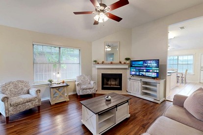 Cozy Updated Home Near Wolf Pen Creek Park – College Station, Texas - College Station, Texas - glamping.directory