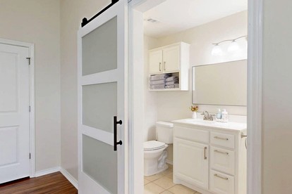 Cozy Updated Home Near Wolf Pen Creek Park – College Station, Texas - College Station, Texas - glamping.directory