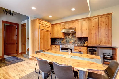 Pet-Friendly Getaway with a Hot Tub on a Stunning Resort in Cle Elum, Washington - Cle Elum, Washington - glamping.directory