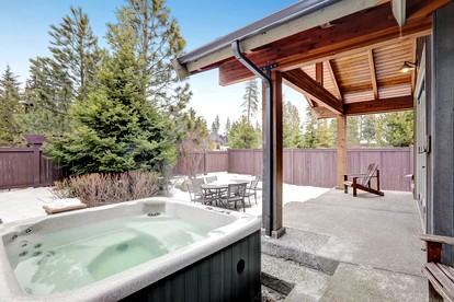 Pet-Friendly Getaway with a Hot Tub on a Stunning Resort in Cle Elum, Washington - Cle Elum, Washington - glamping.directory