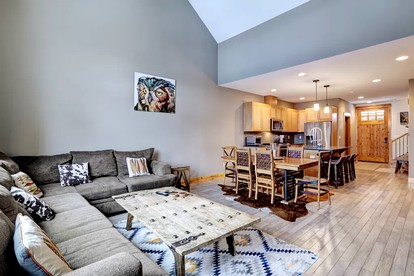 Pet-Friendly Getaway with a Hot Tub on a Stunning Resort in Cle Elum, Washington - Cle Elum, Washington - glamping.directory
