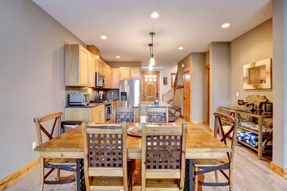 Pet-Friendly Getaway with a Hot Tub on a Stunning Resort in Cle Elum, Washington - Cle Elum, Washington - glamping.directory