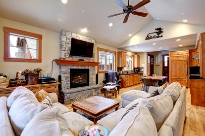 Pet-Friendly Getaway with a Hot Tub on a Stunning Resort in Cle Elum, Washington - Cle Elum, Washington - glamping.directory