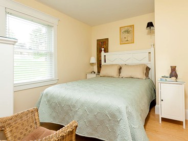 Beautiful Beach Cottage Rental for Family Getaway to Belfast, Maine - Belfast, Maine - glamping.directory