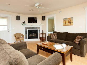 Beautiful Beach Cottage Rental for Family Getaway to Belfast, Maine - Belfast, Maine - glamping.directory