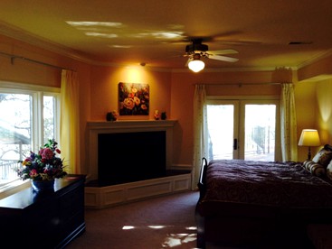 Spacious Cottage Rental on the Banks of Lake Travis in the Texas Hill Country - Lago Vista, Texas - glamping.directory