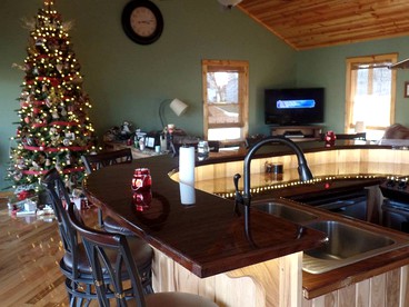 Woodland Cottage Rental Perfect for Couples Overlooking Raccoon Creek in Ohio - Vinton, Ohio - glamping.directory