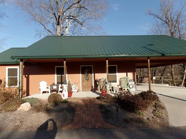 Woodland Cottage Rental Perfect for Couples Overlooking Raccoon Creek in Ohio - Vinton, Ohio - glamping.directory