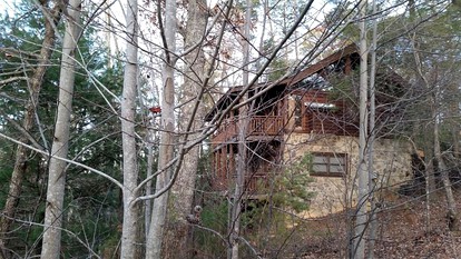 Spectacular Woodland Cabin near Smoky Mountains in Sevierville, Tennessee - Sevierville, Tennessee - glamping.directory