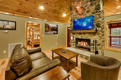 Romantic Cabin Getaway on Webb Creek near Gatlinburg in East Tennessee - Gatlinburg, Tennessee - glamping.directory