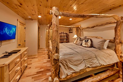 Romantic Cabin Getaway on Webb Creek near Gatlinburg in East Tennessee - Gatlinburg, Tennessee - glamping.directory