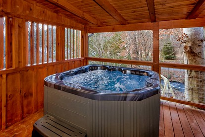 Romantic Cabin Getaway on Webb Creek near Gatlinburg in East Tennessee - Gatlinburg, Tennessee - glamping.directory