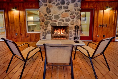 Romantic Cabin Getaway on Webb Creek near Gatlinburg in East Tennessee - Gatlinburg, Tennessee - glamping.directory