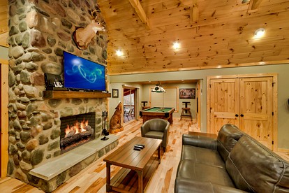 Romantic Cabin Getaway on Webb Creek near Gatlinburg in East Tennessee - Gatlinburg, Tennessee - glamping.directory