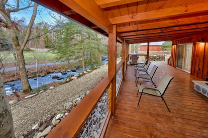 Romantic Cabin Getaway on Webb Creek near Gatlinburg in East Tennessee - Gatlinburg, Tennessee - glamping.directory