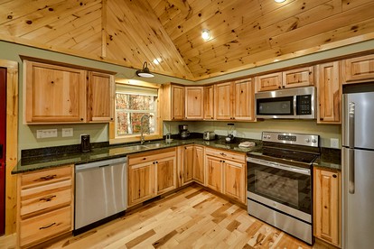 Romantic Cabin Getaway on Webb Creek near Gatlinburg in East Tennessee - Gatlinburg, Tennessee - glamping.directory