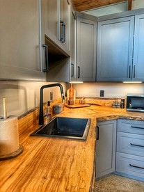 Charming Lakeside Chalet with Private Deck near Grand River Valley Wineries in Ohio - Madison, Ohio - glamping.directory