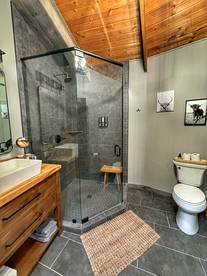 Charming Lakeside Chalet with Private Deck near Grand River Valley Wineries in Ohio - Madison, Ohio - glamping.directory
