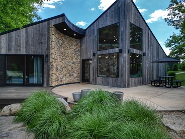 Charming Lakeside Chalet with Private Deck near Grand River Valley Wineries in Ohio - glamping.directory
