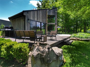 Charming Lakeside Chalet with Private Deck near Grand River Valley Wineries in Ohio - Madison, Ohio - glamping.directory