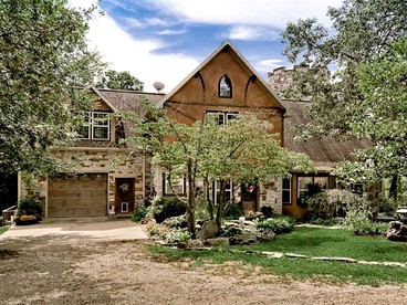 Amazing Contemporary Castle Rental for Families and Groups in Eureka Springs, Arkansas - Eureka Springs, Arkansas - glamping.directory