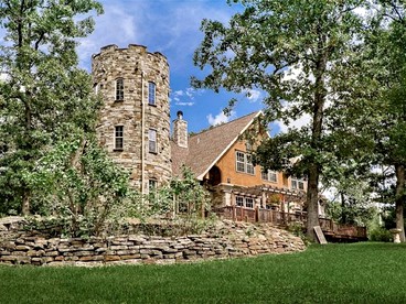 Amazing Contemporary Castle Rental for Families and Groups in Eureka Springs, Arkansas - Eureka Springs, Arkansas - glamping.directory