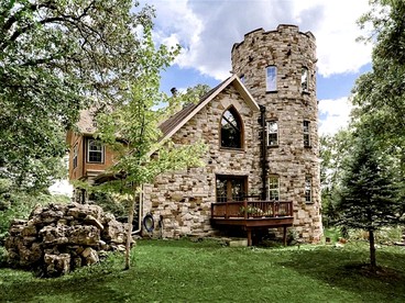 Amazing Contemporary Castle Rental for Families and Groups in Eureka Springs, Arkansas - glamping.directory