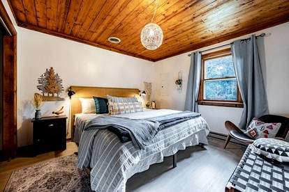Riverfront Cabin with Pool Table, Fire Pit and Plenty of Outdoor Space in Hedgesville, West Virginia - Hedgesville, West Virginia - glamping.directory