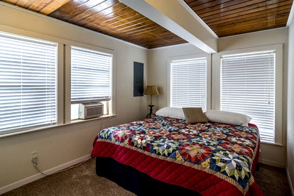 Incredible Nacogdoches Cabin Rentals Ideal for Large Group Getaways in Texas - Nacogdoches, Texas - glamping.directory