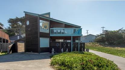Family-Friendly Beach House Rental with Hot Tub for Glamping in Northern California - Dillon Beach, California - glamping.directory