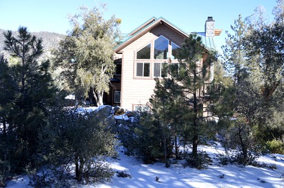 Deluxe Five-Bedroom Lodge Rental in Pine Mountain Club, California - Pine Mountain Club, California - glamping.directory