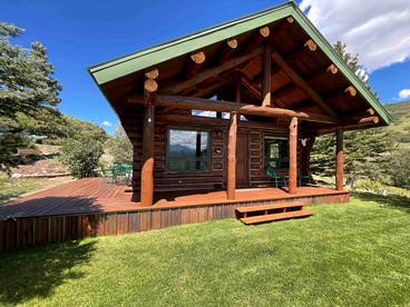Gorgeous Log Cabin with Breathtaking Mountain Views for an Unforgettable Escape in Mountain Village, Colorado - Mountain Village, Colorado - glamping.directory
