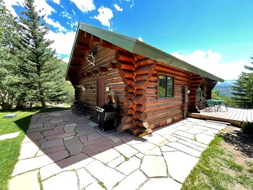 Gorgeous Log Cabin with Breathtaking Mountain Views for an Unforgettable Escape in Mountain Village, Colorado - Mountain Village, Colorado - glamping.directory