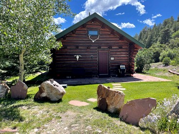Gorgeous Log Cabin with Breathtaking Mountain Views for an Unforgettable Escape in Mountain Village, Colorado - Mountain Village, Colorado - glamping.directory