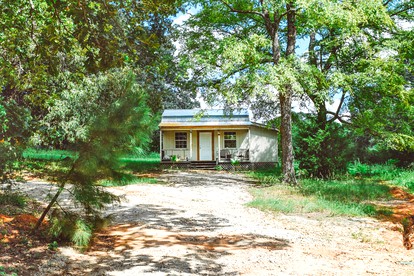 Charming Athens Accommodation Perfect for Romantic Getaways in Texas - Athens, Texas - glamping.directory
