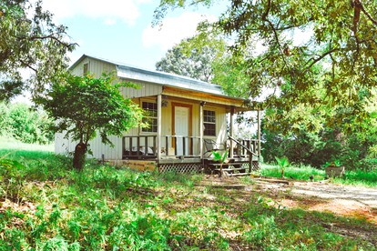 Charming Athens Accommodation Perfect for Romantic Getaways in Texas - glamping.directory