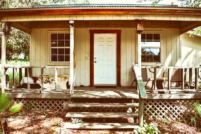 Charming Athens Accommodation Perfect for Romantic Getaways in Texas - Athens, Texas - glamping.directory