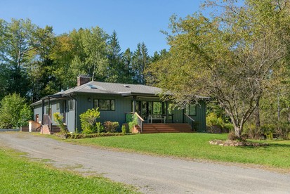 Charming Pet-Friendly Getaway with Deck & Nature Views in East Meredith, New York - East Meredith, New York - glamping.directory
