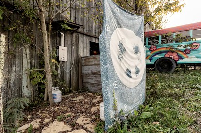Cozy Hot Tub “Love Bus” near Augusta, Kentucky - Germantown, Kentucky - glamping.directory